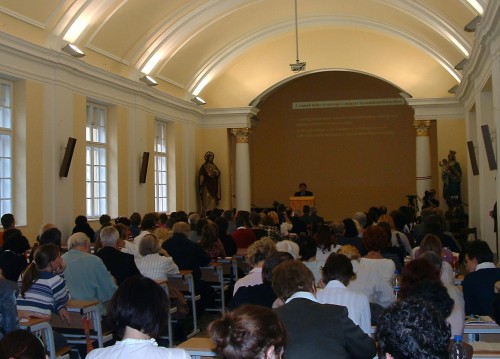 Dr. Kállai Ernő előadást tart a konferencián